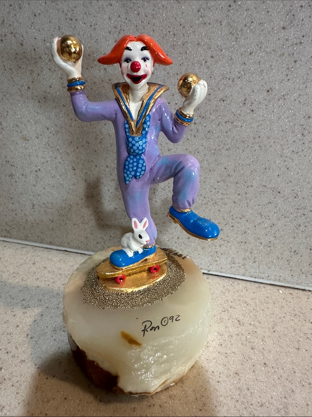 Ron Lee 92 skateboarding juggling handpainted clown w rabbit on marble base